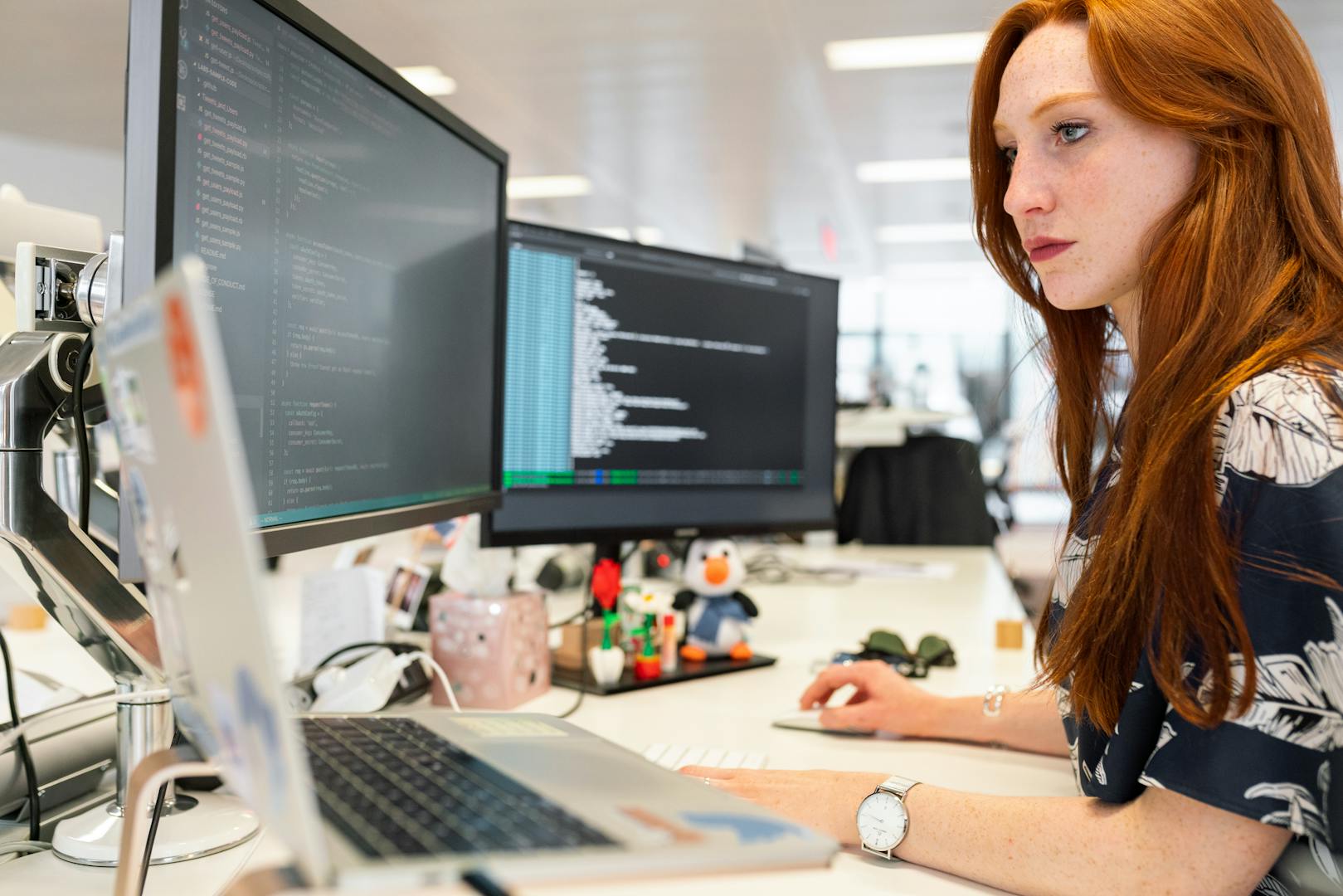 Person arbeitet am Laptop an einer barrierefreien Webseite