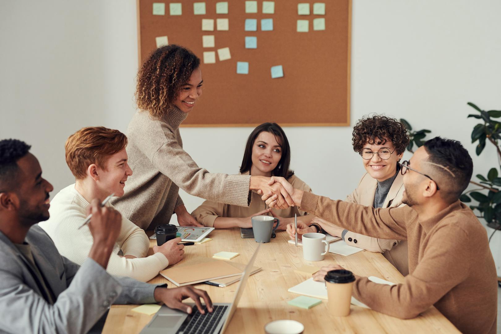 Team arbeitet gemeinsam an barrierefreier Webseite